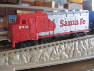 Hot Wheels Railroad Sto Go Case Track Set Train Santa FE Engine Caboose