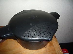 Pampered Chef 2-Qt. Micro-Cooker
