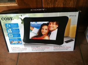 Coby 7"Wide Screen Digital Picture Frame